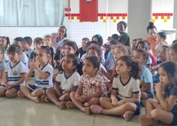 Olhares atentos para aprender as lições de segurança e cidadania no trânsito – Foto Abelson Ribeiro