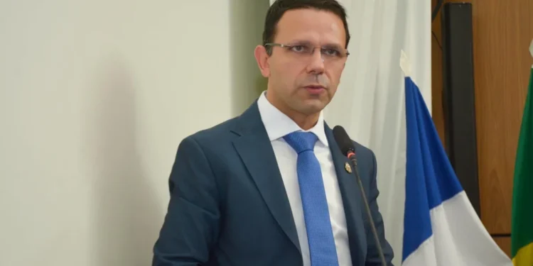 Carlos Júnior representa o prefeito Eduardo Siqueira Campos em sessão solene do Dia do Corretor de Imóveis