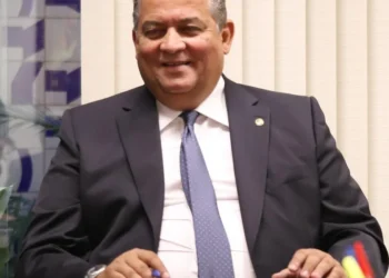 Senador Eduardo Gomes garante recursos para obras no balneário de Figueirópolis e campo society em Carmolândia