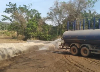 A Prefeitura de Palmas, por meio da Secretaria de Infraestrutura e Obras Públicas (Seiop), iniciou nesta sexta-feira, 19, os serviços de terraplanagem na via de acesso ao terreno onde será construído o novo campo de futebol do distrito de Taquaruçu, localizado no setor Sumidouro.  Para garantir a passagem segura, foi necessário realizar intervenções estruturais no Córrego Sumidouro, que atravessa o caminho até o terreno. A Seiop construiu um bueiro triplo, projetado para garantir o escoamento adequado das águas pluviais da região. Atualmente, está sendo executado um aterro compactado sobre o bueiro, possibilitando a implantação da plataforma da via de acesso ao novo campo e a melhoria da mobilidade urbana no local.  O espaço contará com um campo moderno, com grama em placas, com dimensões oficiais de 65×91 metros e infraestrutura completa, incluindo drenagem do campo com sistema subterrâneo do tipo "espinha de peixe", além de sistema de irrigação automatizada com estação de bombeamento e reservatório elevado com capacidade para 20 mil litros de água.  O projeto contempla ainda a instalação de refletores com tecnologia LED, alambrado metálico ao redor do campo e execução de calçada com acessibilidade, promovendo inclusão e garantindo estrutura adequada para a prática esportiva e lazer da comunidade local.   _ Texto: Alcione Luz  Edição: Juliana Matos