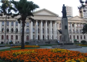 Filha de Fachin é alvo de agressões em universidade do Paraná