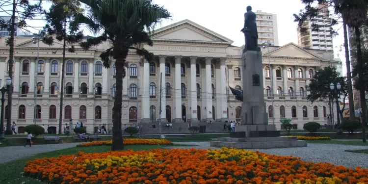 Filha de Fachin é alvo de agressões em universidade do Paraná