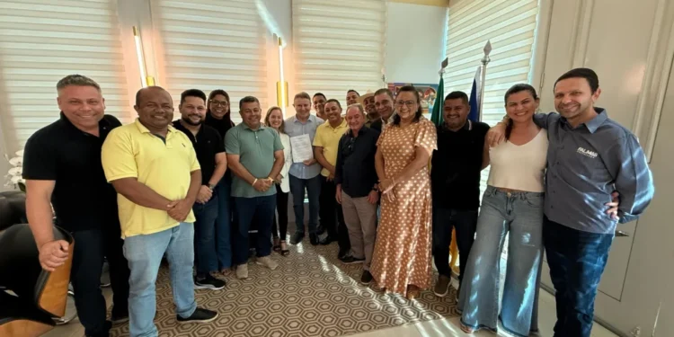 Vereadores entregam manifesto de apoio ao prefeito Eduardo Siqueira Campos