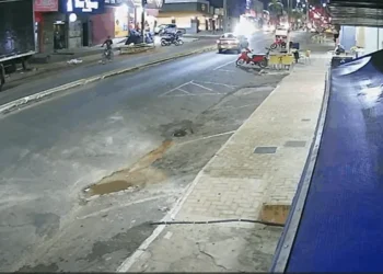 Vítima bateu em um caminhão estacionado, caiu e foi atropelada por uma caminhonete. Divulgação PCTO