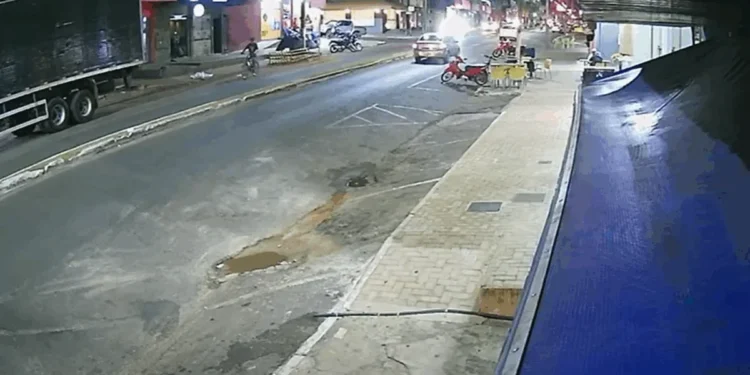 Vítima bateu em um caminhão estacionado, caiu e foi atropelada por uma caminhonete.
Divulgação PCTO