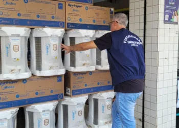 Equipe técnica da área de qualidade fiscaliza ar-condicionado no comércio do Estado - Brenda Ramos/Governo do Tocantins