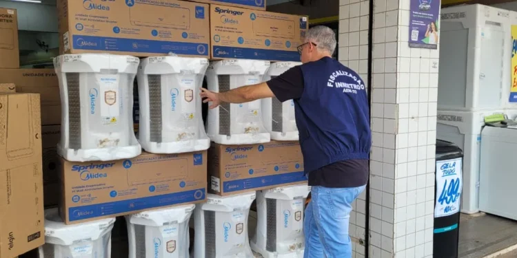 Equipe técnica da área de qualidade fiscaliza ar-condicionado no comércio do Estado - Brenda Ramos/Governo do Tocantins