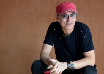 Zeca Baleiro é a atração nacional do palco do FGT desta noite de abertura do festival – Foto divulgação.