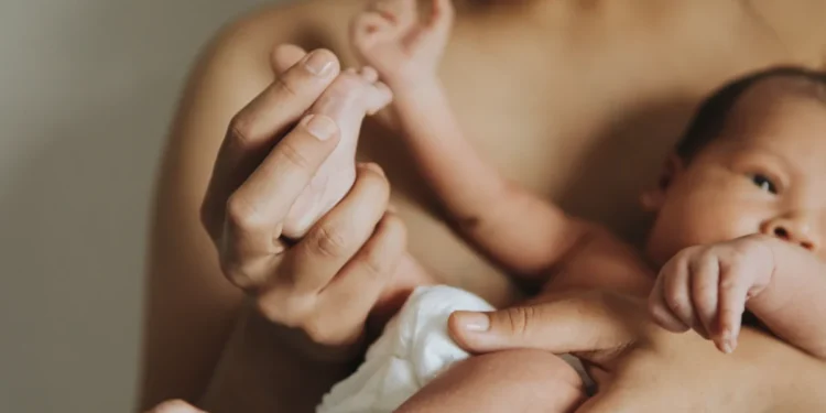Depressão pós-parto: especialistas alertam para sintomas, riscos e cuidados no puerpério e amamentação
