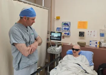 Cirurgia rara de implante de dente no olho faz paciente recuperar visão