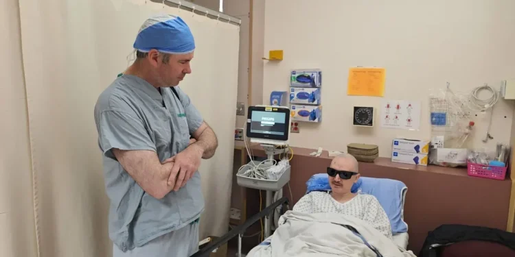 Cirurgia rara de implante de dente no olho faz paciente recuperar visão