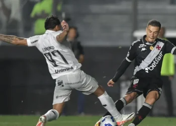 Coutinho faz golaço, mas Vasco vacila e cede empate ao Ceará no Brasileirão