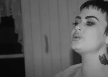 Demi Lovato cantando para extraterrestres • Youtube/ Peacock