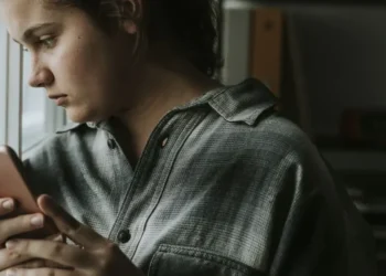 Cartilha orienta influenciadores sobre como falar de depressão nas redes