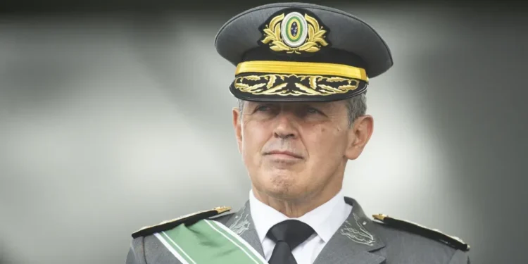 Generais da reserva cobram que comandante do Exército defenda réus