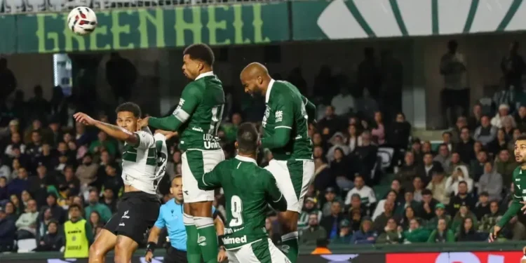 Coritiba x Goiás termina com briga generalizada entre jogadores