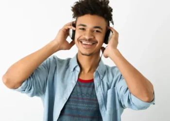 Programas em áudio oferecem aprendizado dinâmico e flexível para estudantes • Freepik