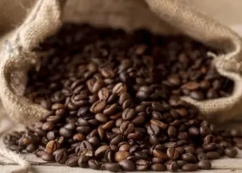 Café sobe quase 3% em NY com clima adverso no Brasil e valorização do real