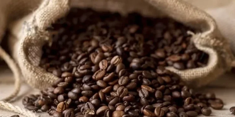 Café sobe quase 3% em NY com clima adverso no Brasil e valorização do real