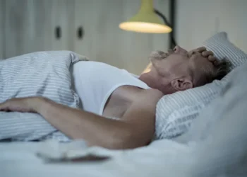 Insônia pode aumentar risco de declínio cognitivo, aponta novo estudo