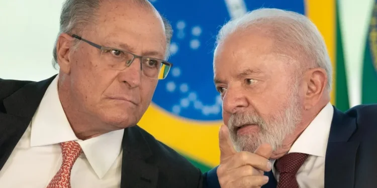 Filha de Virginia e Zé Felipe posa com chapéu igual de Ana Castela