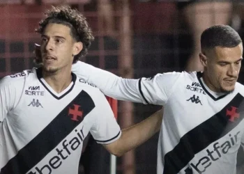 Nuno Moreira e Philippe Coutinho comemorando gol do Vasco sobre o Sport pelo Brasileirão • Matheus Lima/Vasco