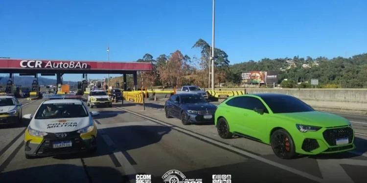 Polícia prende motoristas que disputavam racha na Rodovia dos Bandeirantes