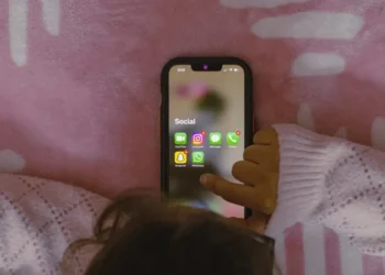 O Ministério da Saúde orienta que o acesso às redes sociais seja evitado antes dos 12 anos e controlado até os 17 • Unsplash