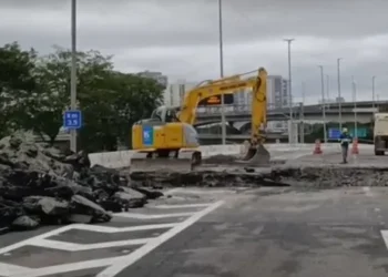 Cratera abriu na Marginal Tietê pela primeira vez em abril de 2025 • Reprodução / CNN Brasil