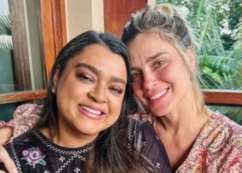 Carolina Dieckmmann chora ao encontrar quadro de Preta Gil