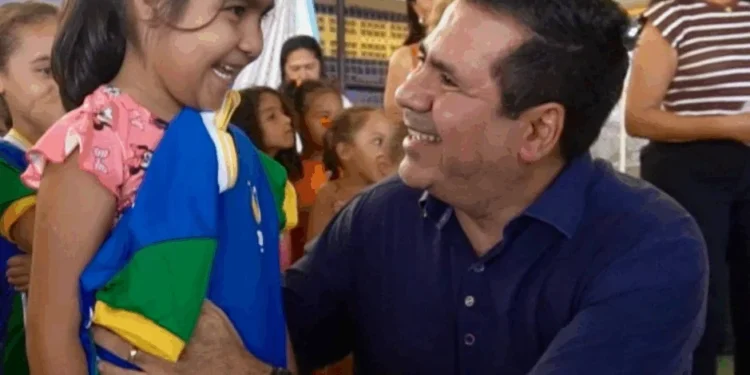 “Eu acredito na Educação”, afirma Marcus Marcelo ao entregar uniformes novos para mais de 600 crianças de Carmolândia