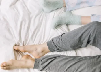 Entenda o que é síndrome das pernas inquietas, que pode atrapalhar o sono