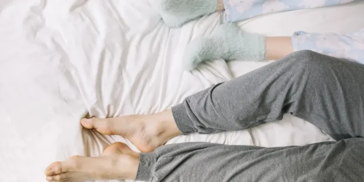 Mudanças de comportamento e o uso de medicamentos podem ajudar no tratamento da síndrome das pernas inquietas, segundo especialistas • Freepik