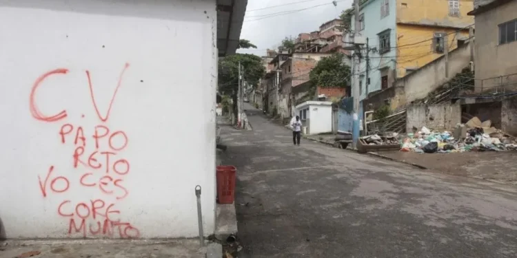Muro pixado com alusão ao Comando Vermelho no Morro dos Macacos, no Rio de Janeiro • Reprodução