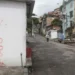 Muro pixado com alusão ao Comando Vermelho no Morro dos Macacos, no Rio de Janeiro • Reprodução