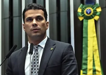 Em discurso na tribuna, senador Irajá (Foto: Andressa Anholete/Agência Senado)
