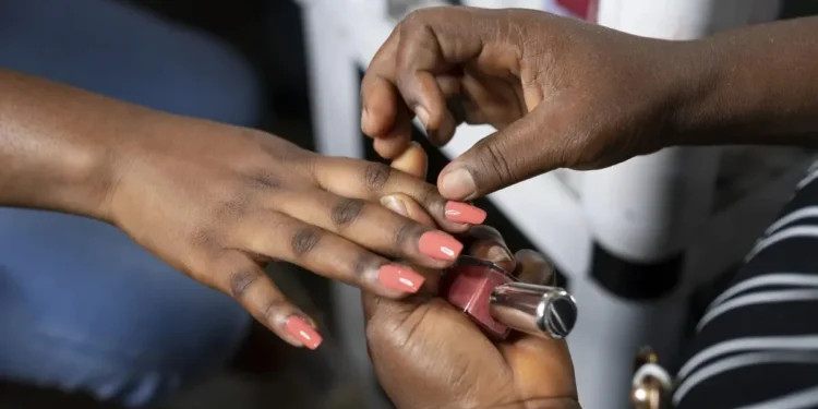 Europa proíbe químico usado em esmaltes em gel; entenda o problema