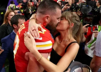 Fãs aglomeram no jogo da NFL na esperança da aparição de Taylor Swift