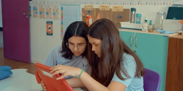 Como a IA ajudou estudantes a aprenderem inglês através da música