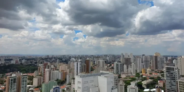 Frente fria de fraca intensidade deve trazer chuviscos para SP