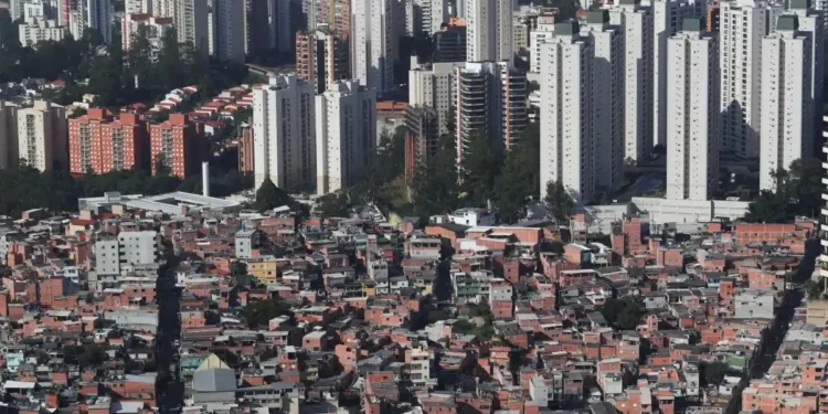 79% dos consultados acreditam que o investimento em educação pública é essencial para reduzir a diferença de renda entre ricos e pobres • Foto: Amanda Perobelli - 02.abr.2020/Reuters