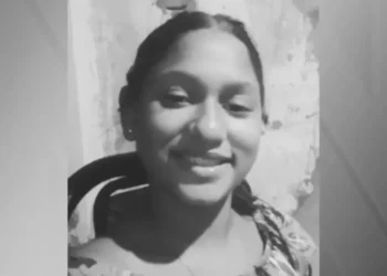 Menina morta após agressão em escola é enterrada em Pernambuco