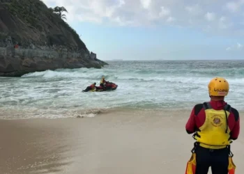 Bombeiros procuram adolescentes que sumiram após mergulho no Leme (RJ)