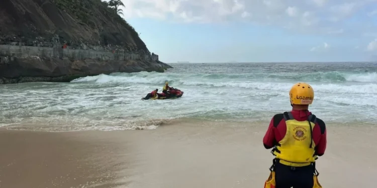 Bombeiros procuram adolescentes que sumiram após mergulho no Leme (RJ)