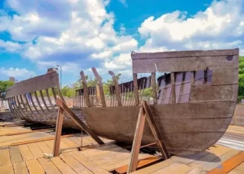 Barco histórico de 22 m achado em obra da COP30 é restaurado e será exibido