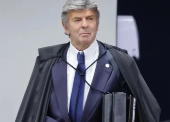 Oposição comemora voto de Fux para absolver Bolsonaro; governistas criticam