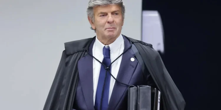 Oposição comemora voto de Fux para absolver Bolsonaro; governistas criticam