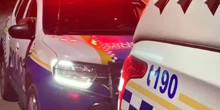 Motociclista morre ao tentar desviar de carro, perder o controle e bater em árvore