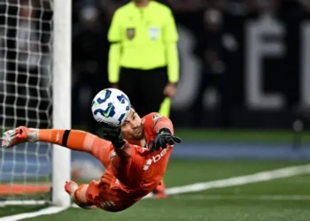 Copa do Brasil: Léo Jardim salva, e Vasco elimina Botafogo nos pênaltis
