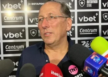 Textor admite falhas do Botafogo e não desiste do Brasileiro: “Vamos lutar”